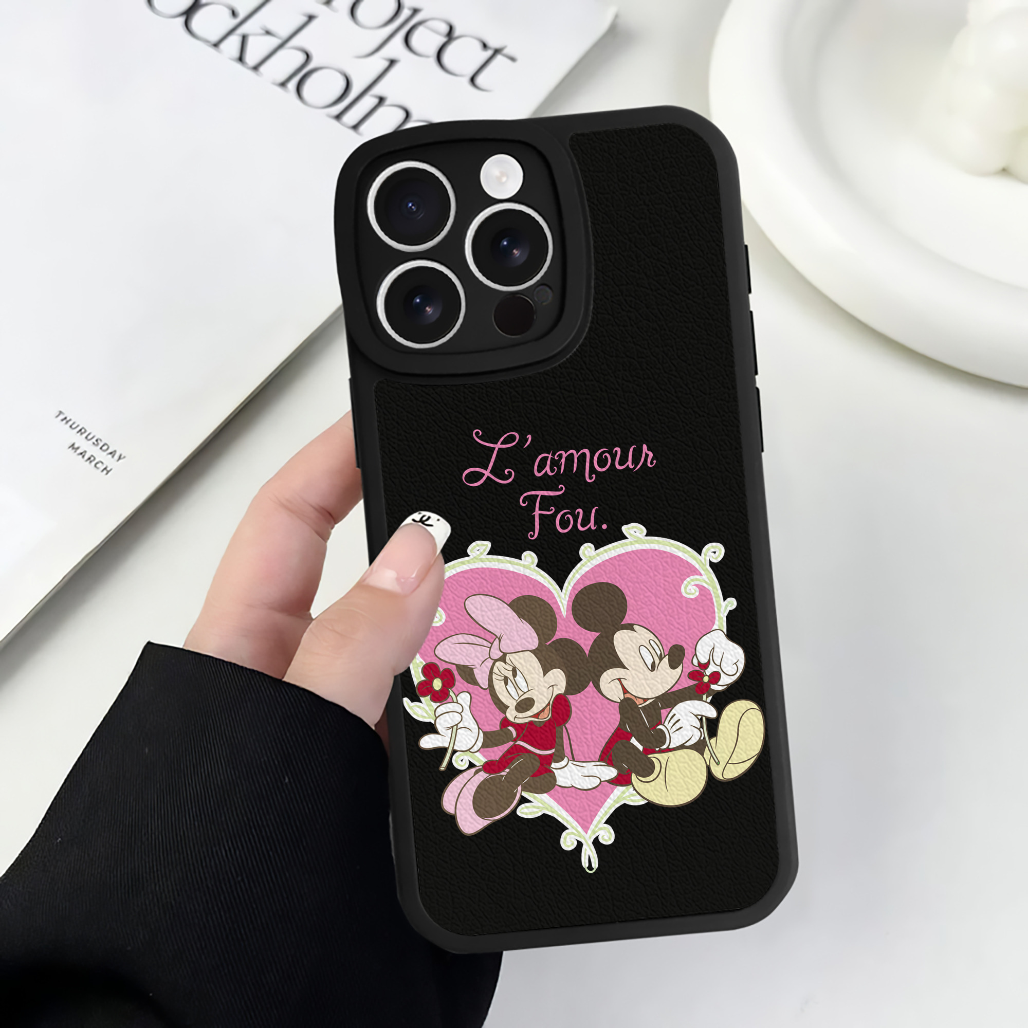 （画像用） ミッキーマウス Mickey Mouse 【iPhone 16シリーズ対応】シリコンスマホケース（レザー調） 材質：シリコン